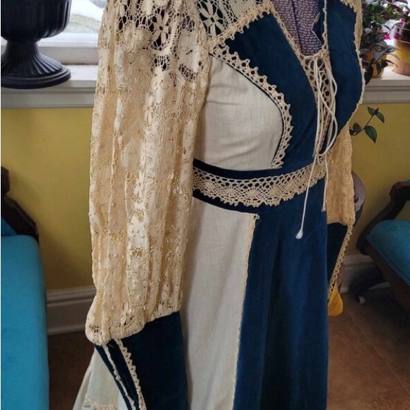 Vintage 1970s Gunne Sax
Renaissance Teal Velvet crochet lace Ivory. US4 - Picture 4 of 10